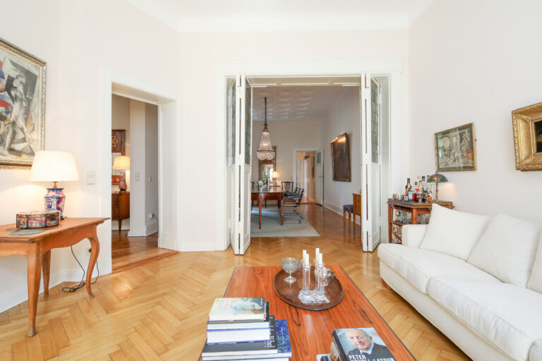 Wohnzimmer mit weißem Sofa - Immobilienmakler Berlin