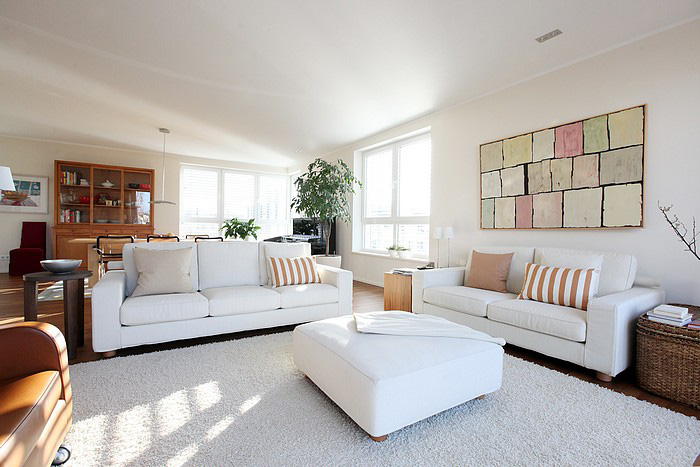 Wohnzimmer mit einem weißen Sofa in einer Immobilie in Berlin