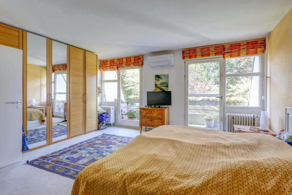Großes Schlafzimmer mit Balkon