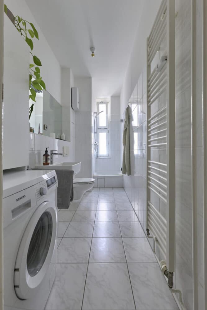 Bad mit Dusche und Fenster