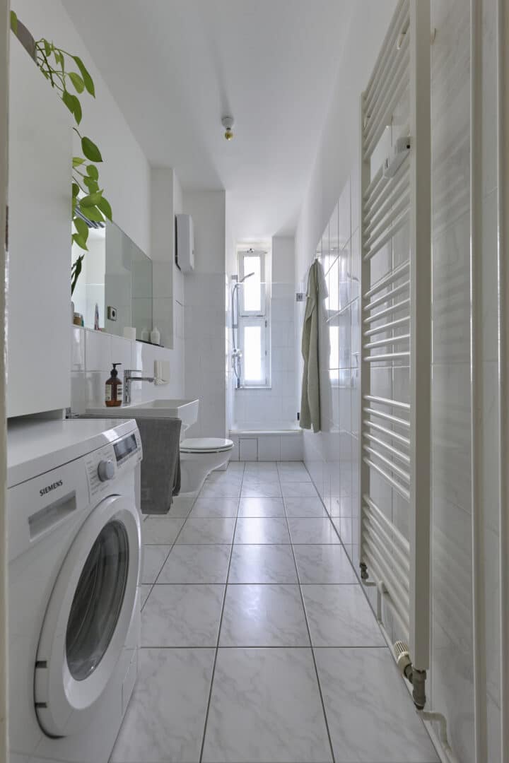 Bad mit Dusche und Fenster