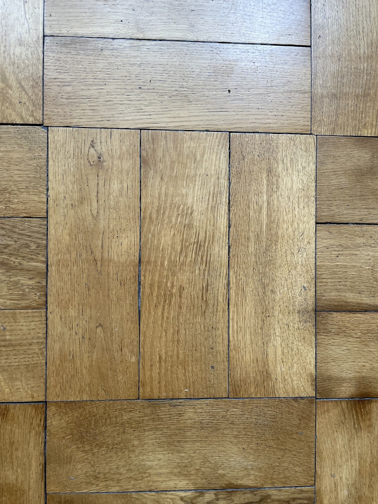 Detail des originalen Nussbaumparketts im Erdgeschoss