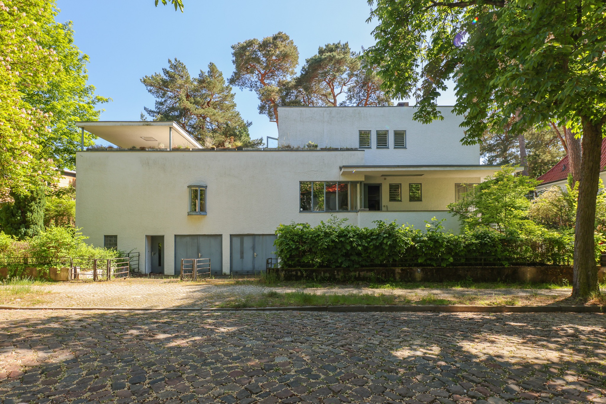 Straßenfassade und äußere Erschließung des Haus Lewin