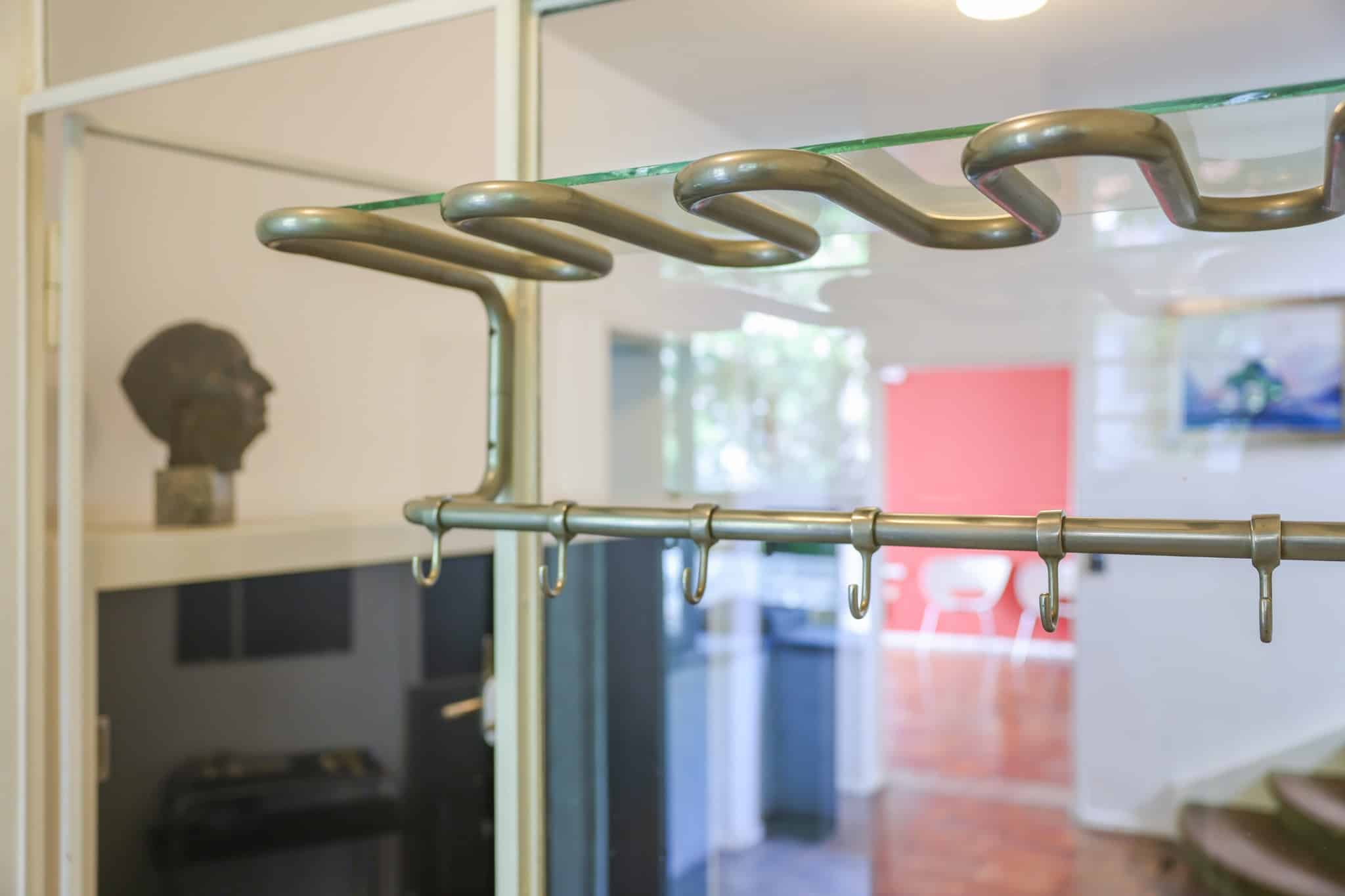 Detail der von Marcel Breuer entworfenen Garderobe