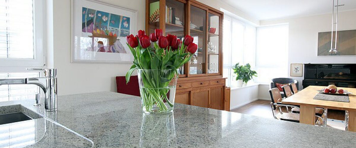 Vase mit Tulpen, die in einer Wohnung in Berlin steht