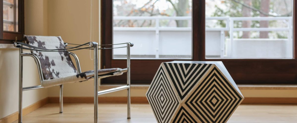 Wohnbereich mit Sessel in einer Luxusimmobilie in Berlin